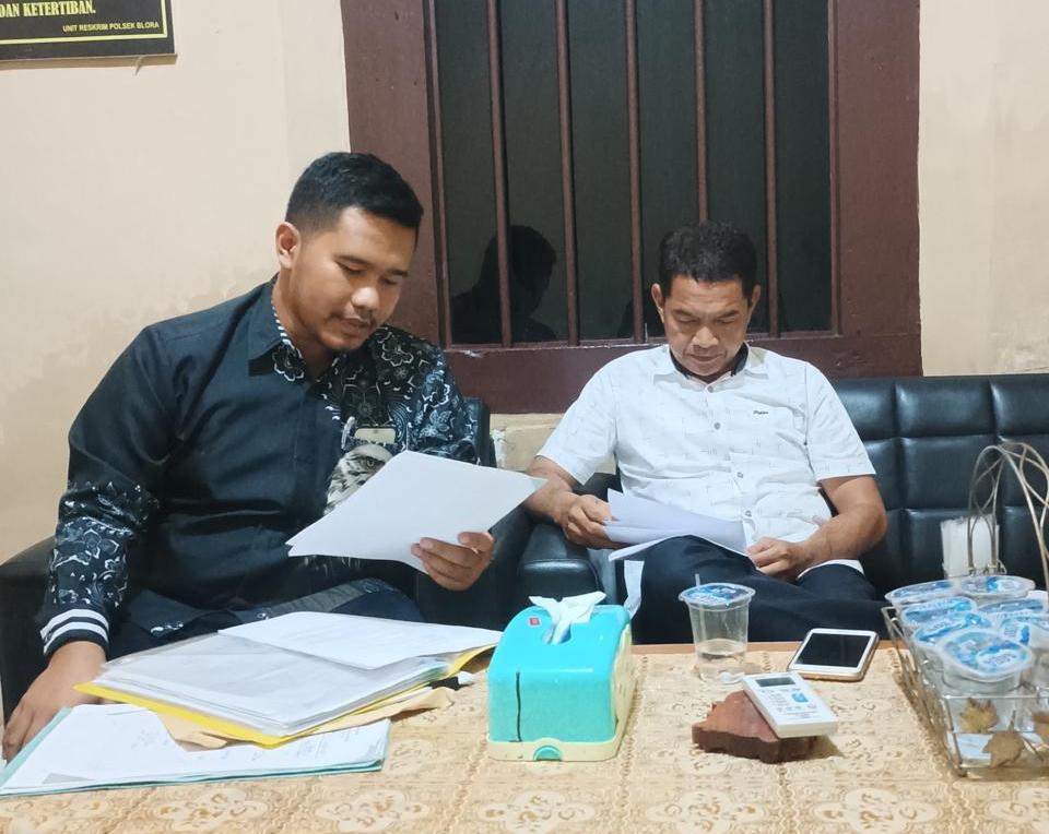 Gambar dari kiri: Christian Bagoes Prasetyo, S.H, M.Kn, CLA dan Bapak Kanit Polsek blora